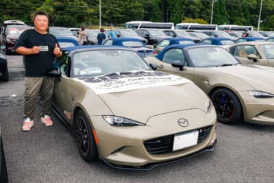 マツダ　ロードスター：ずっちゃんさんと愛車の2023年式マツダ・ロードスター。息子さんのクルマ探しへの同行がきっかけで手に入れた、運命の1台だ