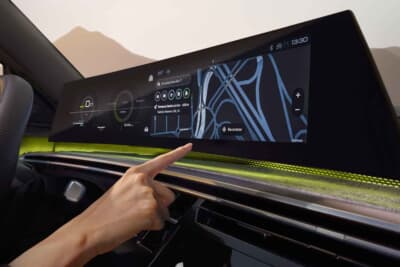 プジョー5008 HYBRID:未来感を感じさせる21インチのパノラミックカーブドディスプレイを搭載したコクピット