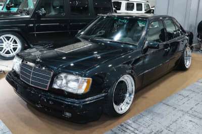 メルセデス・ベンツ 500E：メルセデス・ベンツ500Eならではのワイドフェンダーのシルエットは、数あるメルセデス・ベンツシリーズの中で最もカッコいいと確信しているからこそ、外観は純正のまま・中身だけを最新技術でまるごと入れ替えるというスタイルを徹底した