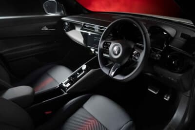 アルファロメオJUNIOR Ibrida Edizione Bianco：ドライブの喜びを最大限に引き出すドライバーファーストなレイアウトのコクピット