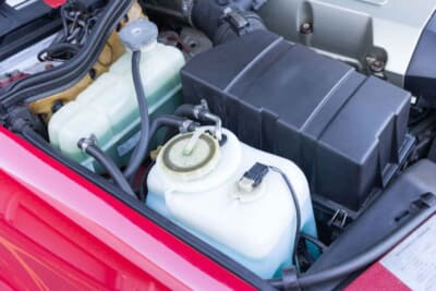 メルセデス・ベンツ E320カブリオレ：ラヂエターサブタンク、ウォッシャータンクもきちんと新品に交換されている