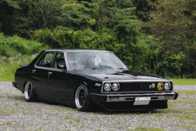 日産  HGC211スカイライン：外装は当時の暴走族チックにチンスポを装着させ、トランクには板ッパネをセット。ホイールは当時の定番であるRSワタナベ8スポークのRタイプ15インチを履かせている。