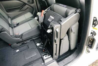 2列目・3列目のシートは各々、折り畳み・跳ね上げ・前後スライドに対応し、コネクター1本を抜くだけで取り外しも可能だ