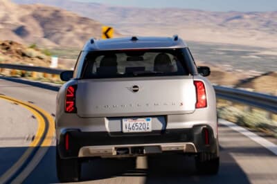 MINIカントリーマン：舗装された市街地の道でも、曲がりくねった郊外の道でも、荒々しい大地でもALL4システムにより、最適なトラクションと安定性を確保