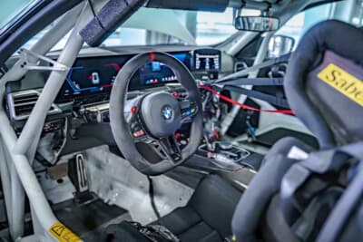 BMW M2 CS Racing ： 無駄を削ぎ落としたレーシングカーのインテリア。エアコンやABS、トラクションコントロールなど、ジェントルマンドライバーの疲労を軽減しコントロール性を高める装備が整然と並ぶ