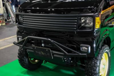 EIKO号のために開発された新フェイス、イケメンフェイスチェンジキット。キリッと引き締まった角目フェイスとフリードレスのガードバンパーとが精悍さ満点