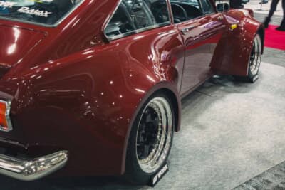 フェンダーは発泡ウレタンで形を形成し、FRPとパテで面出しをしている