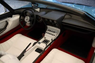 ランボルギーニ ミウラ ロードスター：ルーフもサイドウインドウも備わらない、完全なる晴れの日専用のスパルタンな室内