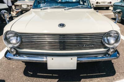 スズキ フロンテ：グリルに刻まれた「de luxe」の文字が上位グレードの証