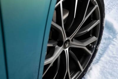 マセラティ・グレカーレ・クリスタッロ：21インチのクリオスタッガードホイールはマットアルミニウムで個性的陰影を放つ