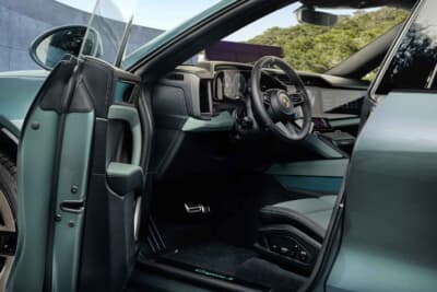 ポルシェ・カイエン Sエレクトリック：モデル名がグリーンにライトアップされるドアエントリーガードなども搭載