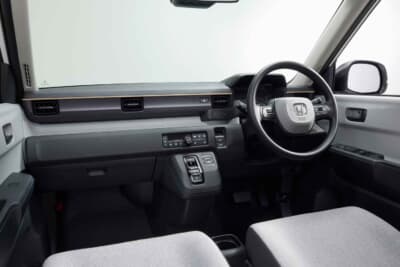 ホンダ N-ONE e:: 無駄を削ぎ落としたミニマルで上質なインテリア。EVならではのスムースな加速と高い静粛性が加わることで、軽自動車の枠を超えた快適なドライブを約束します