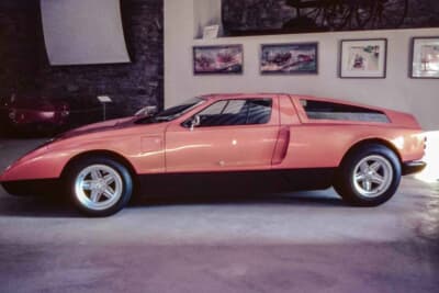 ロータリーやディーゼルエンジンのテストベッドとして開発されたメルセデス ベンツの実験車、C111。オレンジ色のウェッジシェイプボディは、当時の空力技術の最先端を示すデザインである