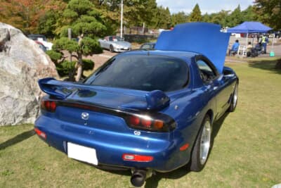 マツダ RX-7：特徴的な丸型テールランプと大型リアスポイラー。スポーツカーらしい後ろ姿だが、じつはこのスポイラーは高速走行時の車体を地面に押し付け、安定した走りを生み出す重要な空力パーツである