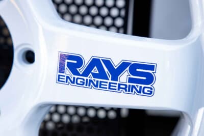 30th ANNIVERSARYモデルには「RAYS」と「VOLK RACING」のロゴに加え、初代TE37の意匠をオマージュした原点とも呼べる専用ステッカーが付属する