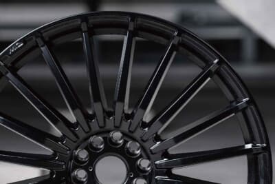 MID EXCLUSIVE 020F：20本のフィンスポークは、重量感あるボディを品良く支えるために必然な本数と間隔を追求したうえでの答え。視覚的な足長感も文句ナシだ