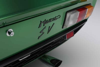 ランボルギーニ ミウラ SV：リアに輝く「Miura sv」のエンブレム。超越した速さという称号が究極であることを示す