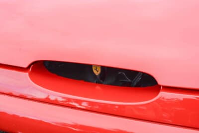 スズキ カプチーノ:フロントボンネットの隙間に、さりげなく貼られたフェラーリエンブレム。オーナーの遊び心が感じられる小技だ