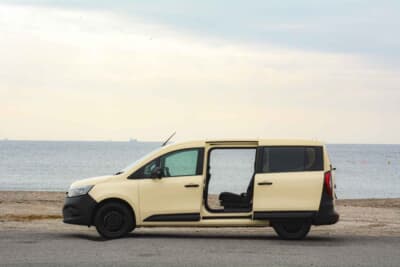 ルノー グランカングー クレール：標準版と比べると胴長なプロポーション。しかしステアリングの切れ角が大きく、取り回しの良さは健在だ