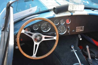 コブラ427：スパルタンかつ機能的にまとめられたインパネ。大排気量V8エンジンを操るための、ドライバーズワークプレイスだ