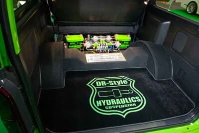 トヨタ ハイエース：足まわりのハイドロユニットは1ポンプ2バッテリーの4リンク仕様