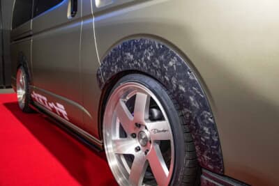 トヨタ ハイエース：S.A.Dデイジー製のオーバーフェンダーにもフォージドカーボンが施工されている。凹凸のある複雑な形状への貼り付けは、高い技術力を要する職人技だ
