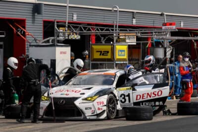 Race.1で優勝した#31 DENSO LEXUS RC F GT3のピット作業。メカニックたちの迅速な動きがサバイバル戦での勝利を支えた