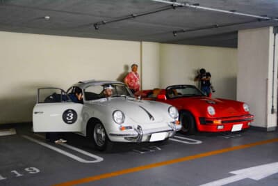 スタート準備をするポルシェとそのエントラントたち。左は父娘ペアが乗る「356SC」で、右は夫婦ペアのエントリーとなる「911カレラ3.2スピードスター」である