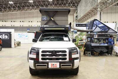 三菱 トライトン：ルーフはスタイリッシュかつ、走行時の安定性を考えたポップアップテントスタイルを採用している