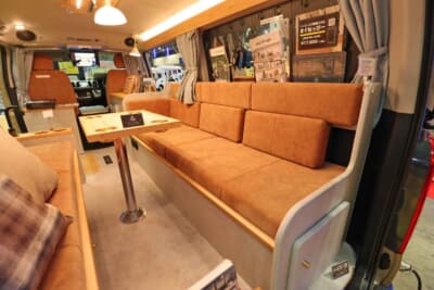 トヨタ ハイエース：横掛けソファを採用しており、車内を広々と使うことができる。移動できる趣味の部屋にふさわしい空間だ