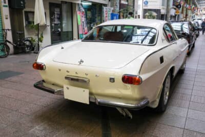 ボルボ P1800E：ドアの後部からリア回りにかけては、当時の流行でもあった特徴的なテールフィンのデザインを採用している