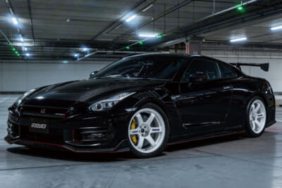 ボルクレーシングTE37サーガSプラス30thアニバーサリーは、ロゴがマシニングタイプは17＆18インチ。ステッカーロゴが20インチまで設定。カラーはブロンズとホワイトの2色をラインアップ。どちらも記念モデル専用デカールが同梱されている