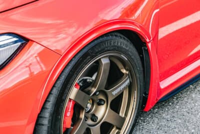 スプーン製ダウンサスで車高を落とし、フェンダーとホイールの適度なクリアランスを作り出している