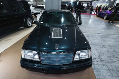 メルセデス・ベンツ 500E：クリア化されたボンネットの一部からはファンネルがのぞく