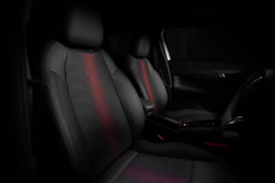 アルファロメオJUNIOR Ibrida Edizione Bianco：大胆な黒と赤の生地を使用したファブリック/テクノレザーシートは卓越したミラノの職人技が光る