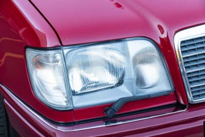 メルセデス・ベンツ E320カブリオレ：当時の高級車の証でもあるヘッドライトワイパー。実働状態で綺麗に保たれている