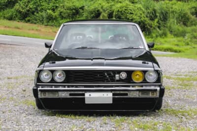 日産  HGC211スカイライン：外装は当時の暴走族チックにチンスポを装着させ、トランクには板ッパネをセットしている