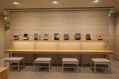 記念館のエントランスホールには、久留米美術館が収蔵する石橋正二郎氏のコレクションに関する書籍が並ぶ