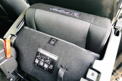 2列目・3列目のシートは各々、折り畳み・跳ね上げ・前後スライドに対応し、コネクター1本を抜くだけで取り外しも可能だ