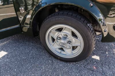 トヨタ TE27 スプリンタートレノ：足元に装着されたクロモドラホイールは、今となっては珍しい14インチの貴重品だ。サイズは6.5J×14+15で、185/60R14サイズのタイヤと組み合わされる