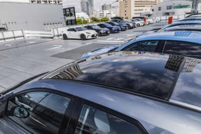 ホンダ FK2 シビック：「1.8ES」はパワーウィンドウ、フルオートエアコン、ガラスルーフ、ミラーヒーターなど装備が充実した、上から2番目のグレードにあたる