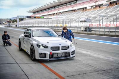 BMW M2 CS Racing ： サーキット走行前、メカニックの手によって入念なチェックが行われる。ホイールナットの増締め1つとっても、24時間レースを戦い抜くための信頼性を築く重要な作業だ。プロフェッショナルな整備が、ドライバーに安心感をもたらす