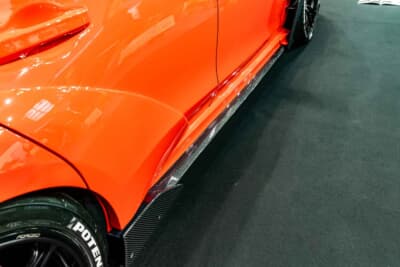 ARTA GT FL5：カーボン製のサイドスカート＆フィンもARTA製。空力を整えつつ、ワイドボディの存在感を際立たせる