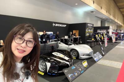 「KYOJO CUP」で使用される最新レーシングカーの実車展示。オフィシャル感のある黒いブースに美しく映える