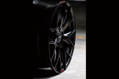 HOMURA 2×7FT SPORT EDITION：スポーツエディションのセミグロスブラックは、霜のようなツヤ消し表現を纏ったフロスト系仕上げ。21インチの大径サイズは絶対に注目だ