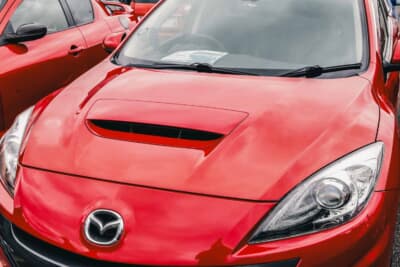 マツダスピードアクセラ：純正の迫力あるボンネットダクトは、ターボ車ならではといえる