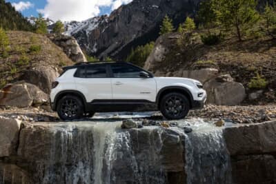 ジープ・アベンジャー 4xe：フロントバンパー下部には渡河性能400mmを示すジープダックのマーキングを施す