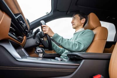 マツダ CX-60：自然に足を伸ばして操作できるペダル配置。疲労の少ないドラポジがとれる