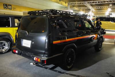 リアバンパーもランクル70風を踏襲してカクッとしたフォルムに。純正テールを目隠しするテールライトカバーなど芸が細かい