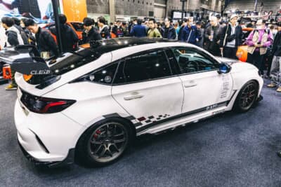 HKSとの共同開発となり、レーシングドライバーの木下みつひろ氏と共にセッティングを煮詰めた車高調キット、HKSハイパーマックスGATE SPECを装着